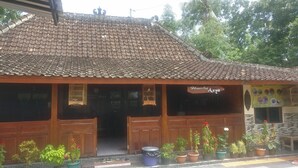 A traditional building with a tiled roof and wooden doors. - Homestay Arya Mangunan (Mangunan)