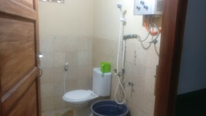 Shower, towels - Homestay Arya Mangunan (Mangunan)