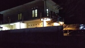 A building with multiple windows and a balcony. - Rumah Singgah Peziarah Ganjuran (Sumbermulyo)