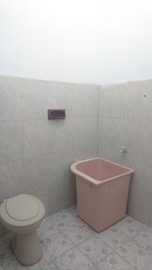 Shower, free toiletries, towels - Rumah Singgah Keluarga (Medan)