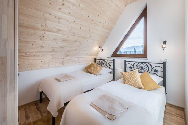 Allergiatestatut vuodevaatteet, yksilöllisesti sisustettu, työpöytä