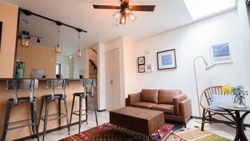 Casa (American Style House) | Sala de estar | TV de tela plana