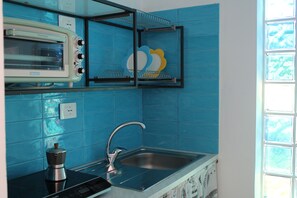 Fridge, oven, stovetop, cookware/dishes/utensils