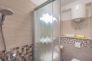 Habitación doble (Red room) | Baño | Ducha, secador de pelo, toallas y jabón