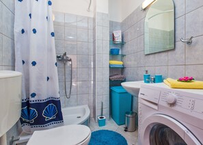 Apartment (Ivan) | Bathroom | Shower, hair dryer, towels, soap - Inat (Dubrovnik)
