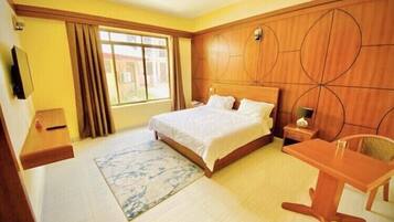 Executive Suite, 1 King Bed | Individually furnished, desk, laptop workspace, blackout drapes