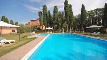 Außenpool (je nach Saison geöffnet), Sonnenschirme