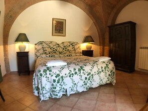 Minibar, barnesenger og sengetøy