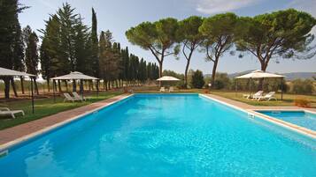Kolam renang outdoor musiman, dengan payung kolam renang