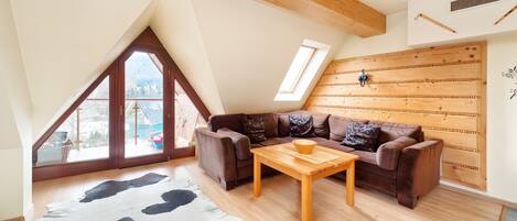 Deluxe Apartment (6) | Laptop workspace