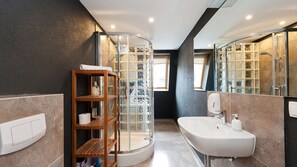 Deluxe Apartment (6) | Bathroom | Shower, hair dryer, towels - Apartamenty Sun & Snow Pacyfik Spa (Koscielisko)