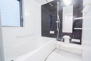 Ferienhaus (The Wizard of Oz) | Badezimmer | Duschwanne, Haartrockner, Toilette mit elektrischem Bidet, Handtücher
