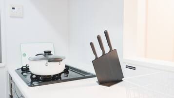 House (The Wizard of Oz) | Private kitchen | Fridge, microwave, stovetop, electric kettle