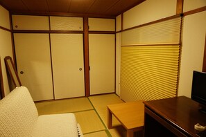 Bonnart Take | 1 bedroom, individually decorated, individually furnished, desk