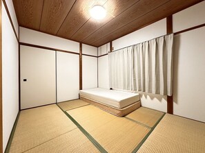 Apartment, Futon Jepun, Non Smoking | Dihias secara berasingan, dilengkapkan perabot secara berasingan, meja 