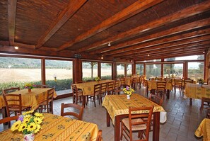 Se sirven almuerzos, cenas y cocina local 