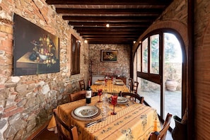 Déjeuner et dîner servis sur place, spécialités Cuisine locale