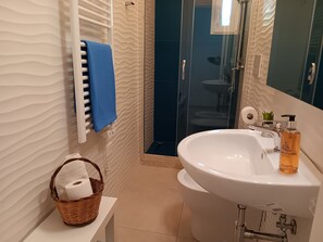 Dusche, Haartrockner, Bidet, Handtücher