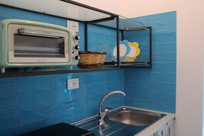 Jääkaappi, liesi, keittoastiat/astiat/ruokailuvälineet, ruokailupöytä