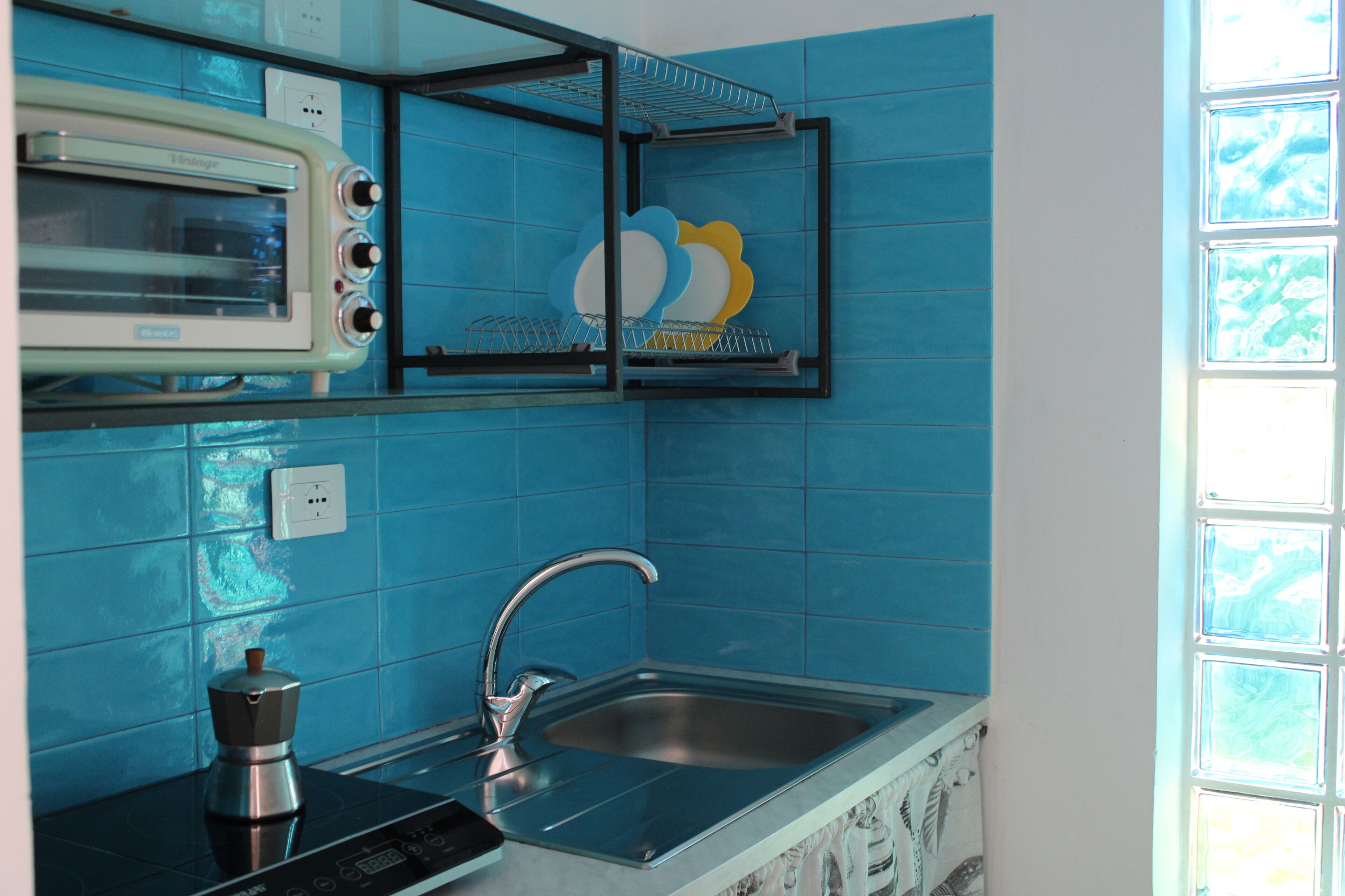 Kühlschrank, Herdplatte, Kochgeschirr/Geschirr/Besteck, Esstisch