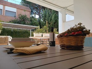 Una mesa con una botella, una cesta y recipientes.