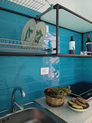 Fridge, stovetop, cookware/dishes/utensils, dining tables - Le Barchette 5 - piano terra (Lecce)