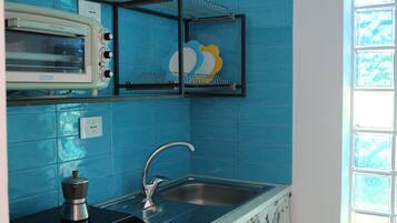 Refrigerador, parrilla de estufa, utensilios de cocina y comedor