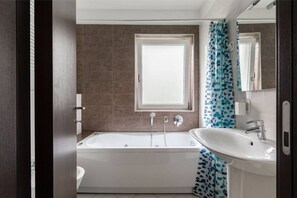 Combined shower/tub, hair dryer, bidet, towels