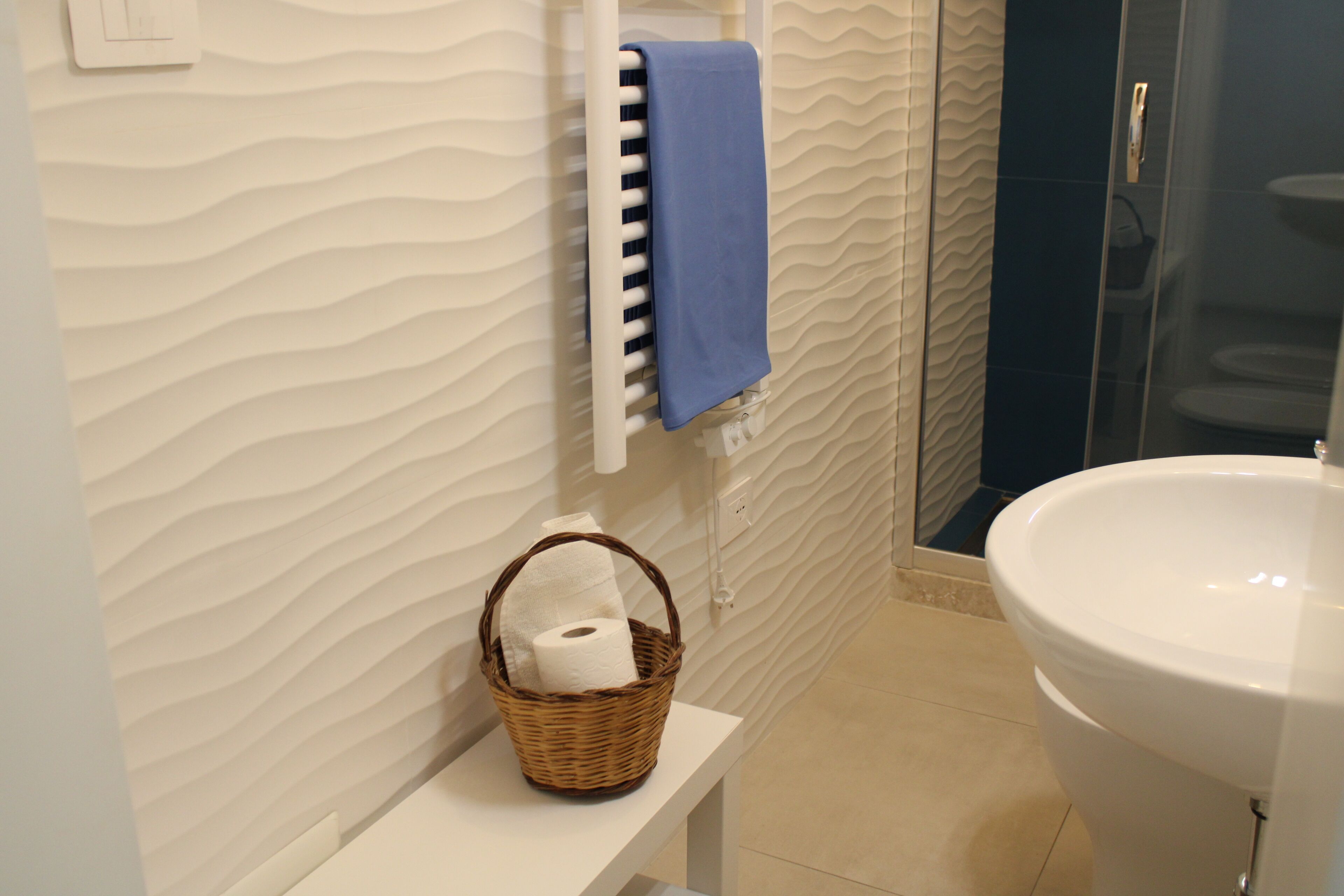 Dusche, Haartrockner, Bidet, Handtücher