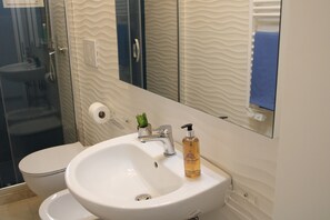 Dusche, Haartrockner, Bidet, Handtücher