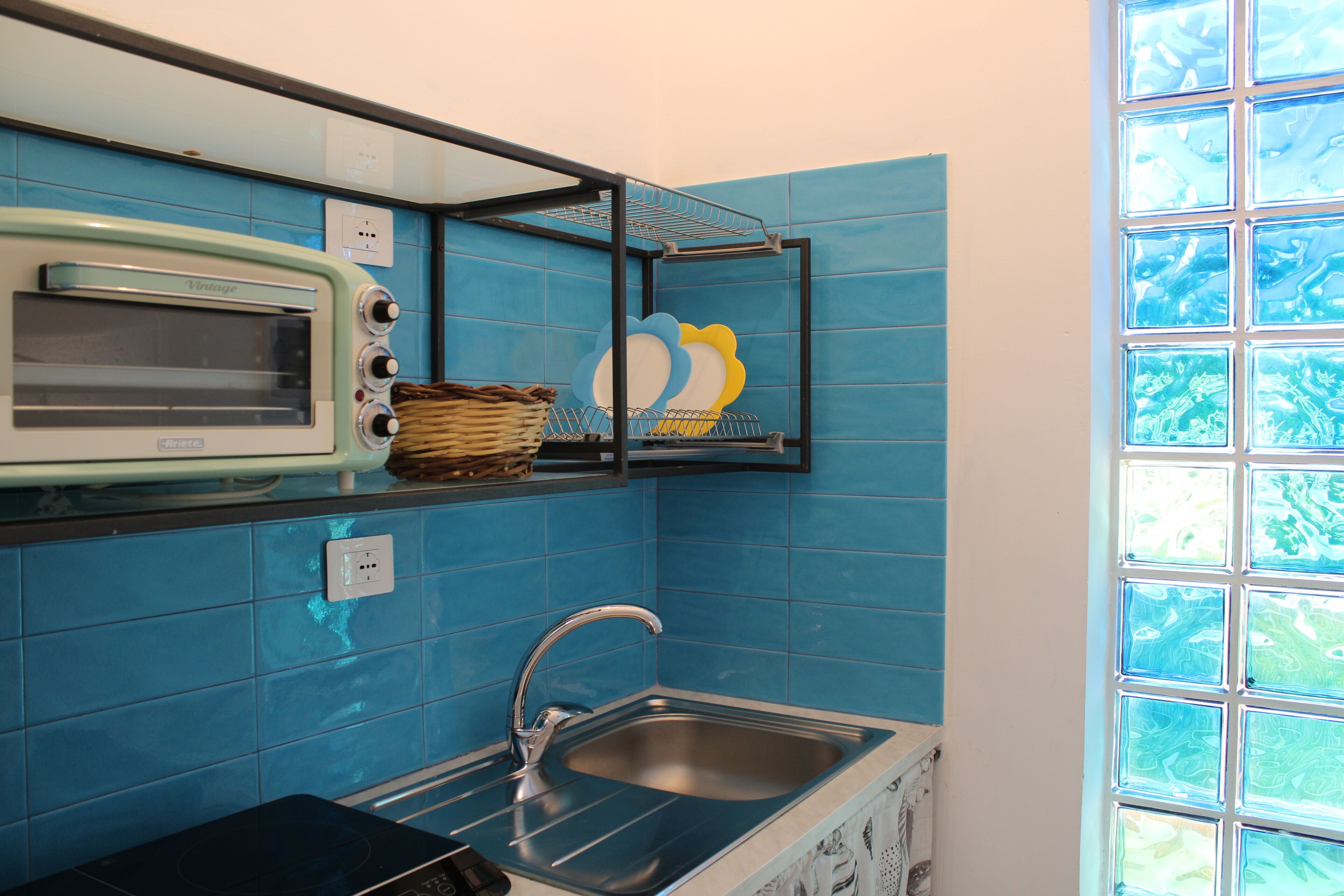 Frigorifero, piano cottura, pentole/stoviglie/utensili, tavolo da pranzo