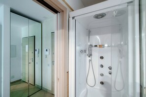 Dusche, Haartrockner, Bidet, Handtücher