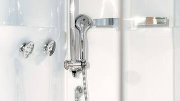 Een douche, een haardroger, een bidet, handdoeken