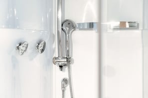 Regadera, secadora de cabello, bidet, toallas