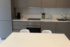 Jääkaappi, mikroaaltouuni, uuni, astianpesukone