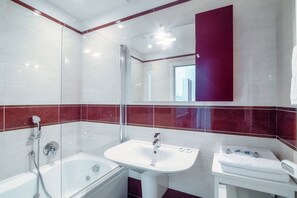 Duschwanne, Haartrockner, Bidet, Handtücher