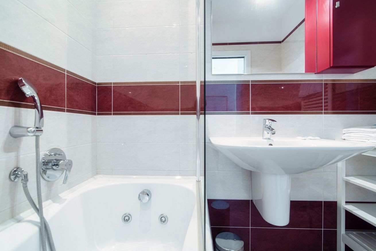 Ensemble douche/baignoire, sèche-cheveux, bidet, serviettes fournies