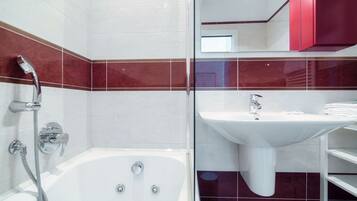 Ensemble douche/baignoire, sèche-cheveux, bidet, serviettes fournies