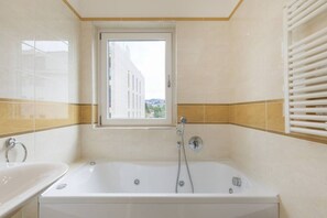 Combined shower/tub, hair dryer, bidet, towels