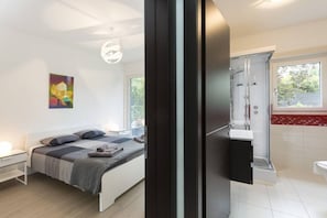 Shower, hair dryer, bidet, towels