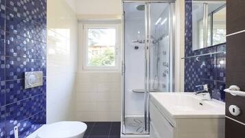 Douche, sèche-cheveux, bidet, serviettes fournies
