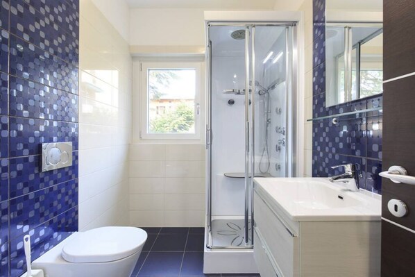 Dusche, Haartrockner, Bidet, Handtücher