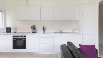 Frigorifero, microonde, forno, piano cottura