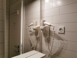 Apartamento, 1 quarto | Banheiro | Chuveiro, produtos de toalete grátis, secador de cabelo 