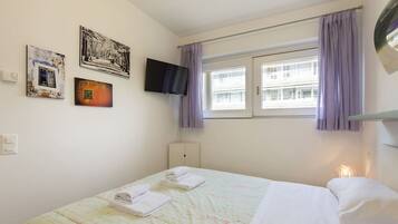 2 slaapkamers, een strijkplank/strijkijzer, gratis wifi, beddengoed