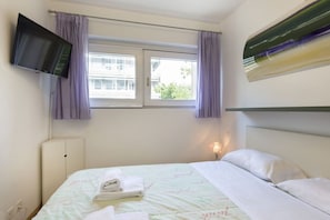 2 bedrooms, iron/ironing board, free WiFi, bed sheets