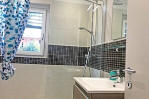 Shower, hair dryer, bidet, towels