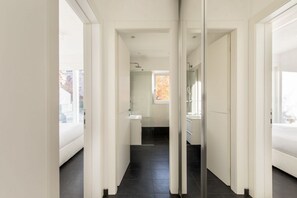 Douche, séchoir à cheveux, serviettes fournies, savon