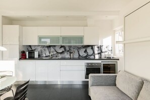 Frigorifero, microonde, forno, piano cottura
