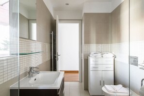 Douche, sĂšche-cheveux, bidet, serviettes fournies